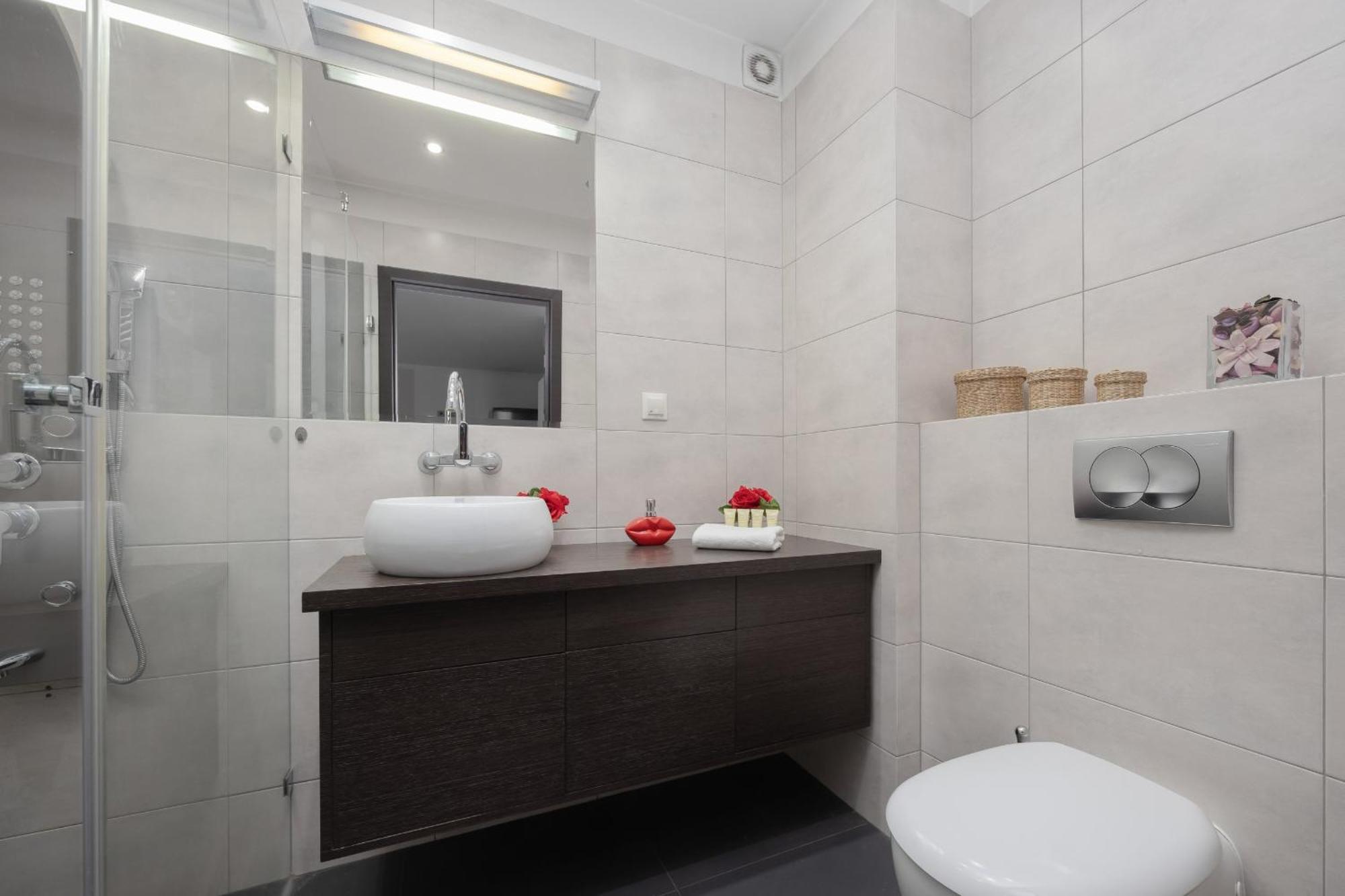 Elegant & Modern With Parking By Renters Apartament