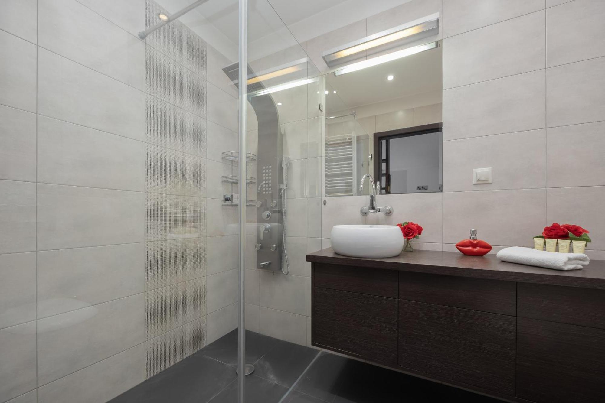 Elegant & Modern With Parking By Renters *