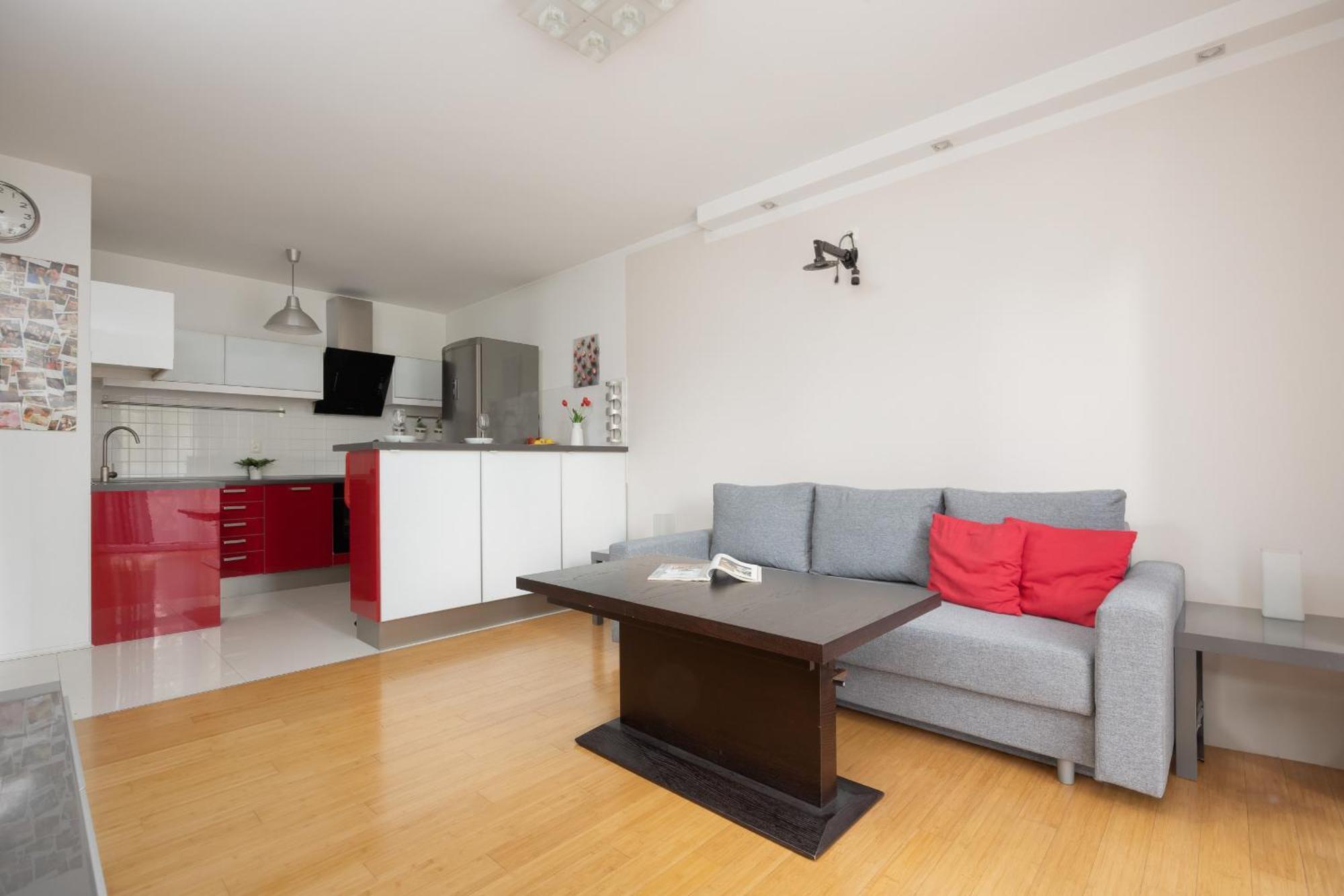 Elegant & Modern With Parking By Renters Apartament *