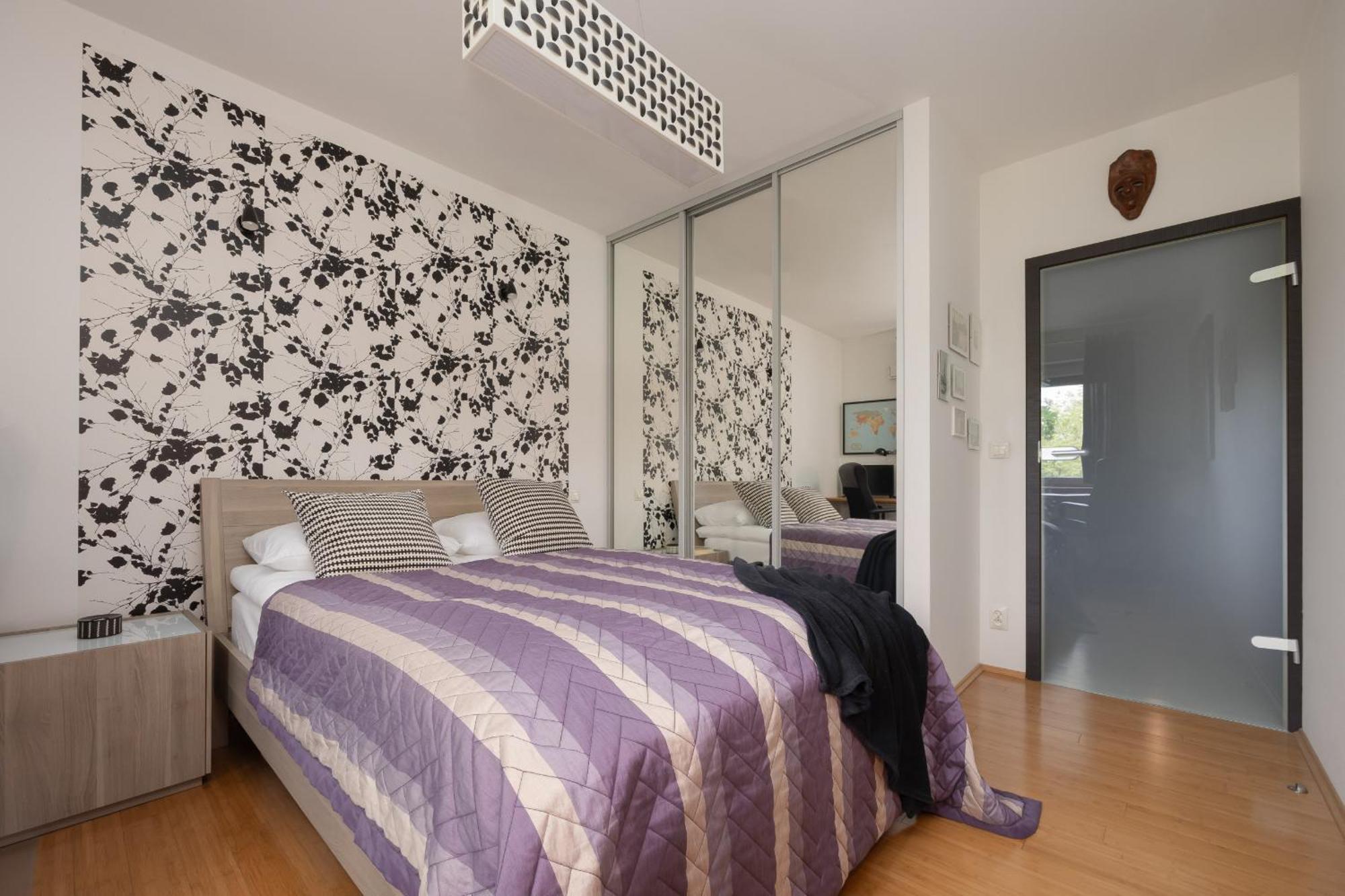 Elegant & Modern With Parking By Renters *