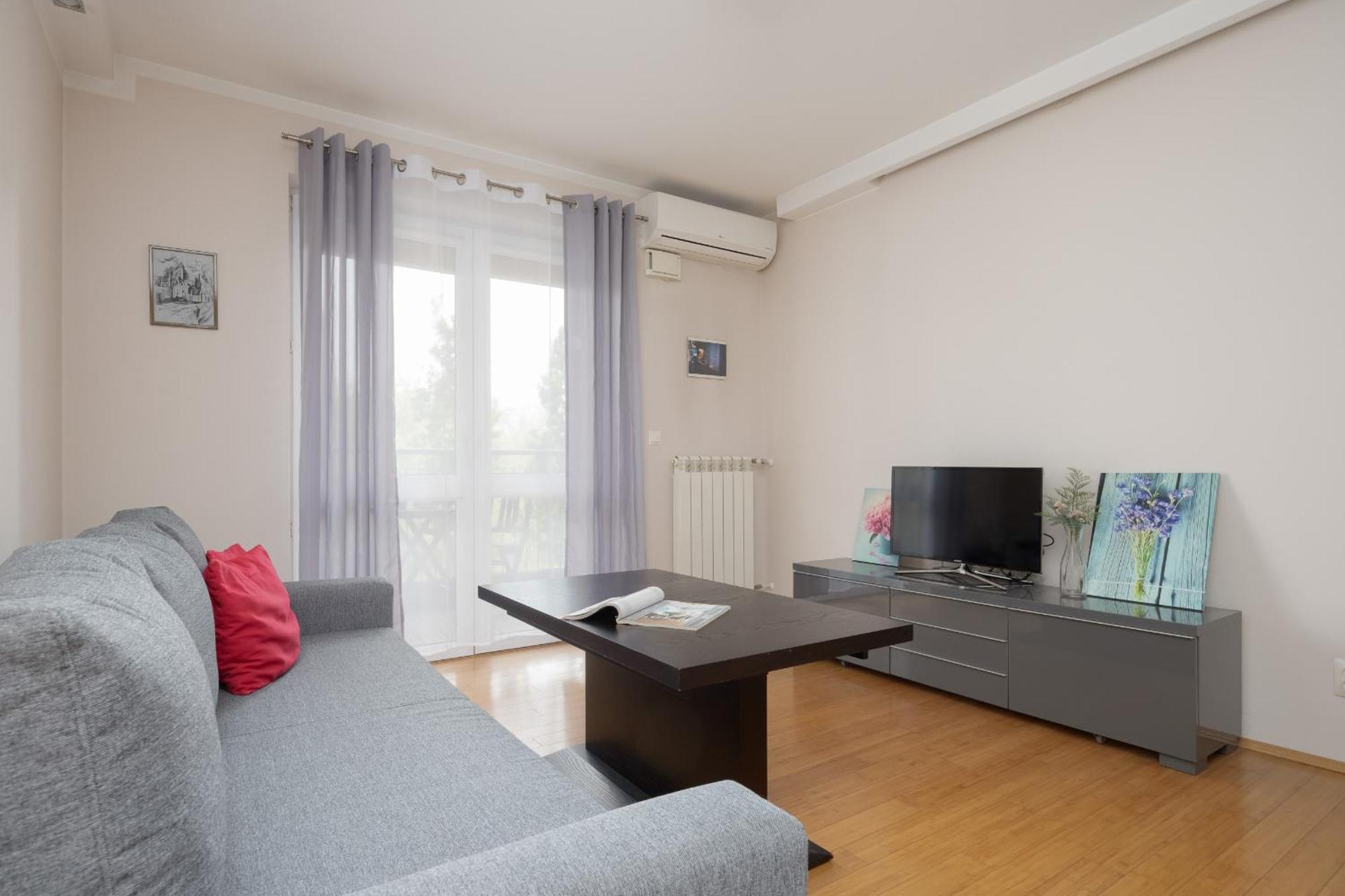 Elegant & Modern With Parking By Renters Apartament *