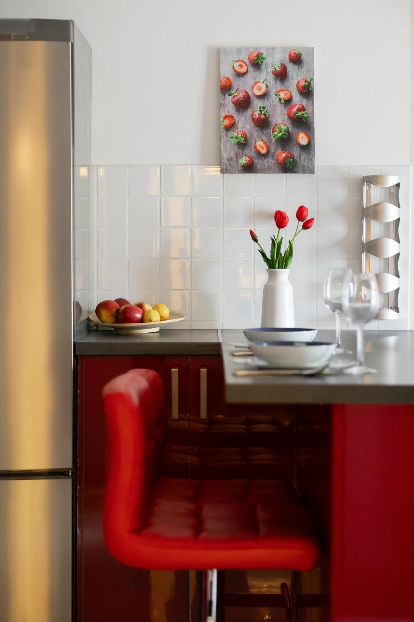 Elegant & Modern With Parking By Renters Apartment